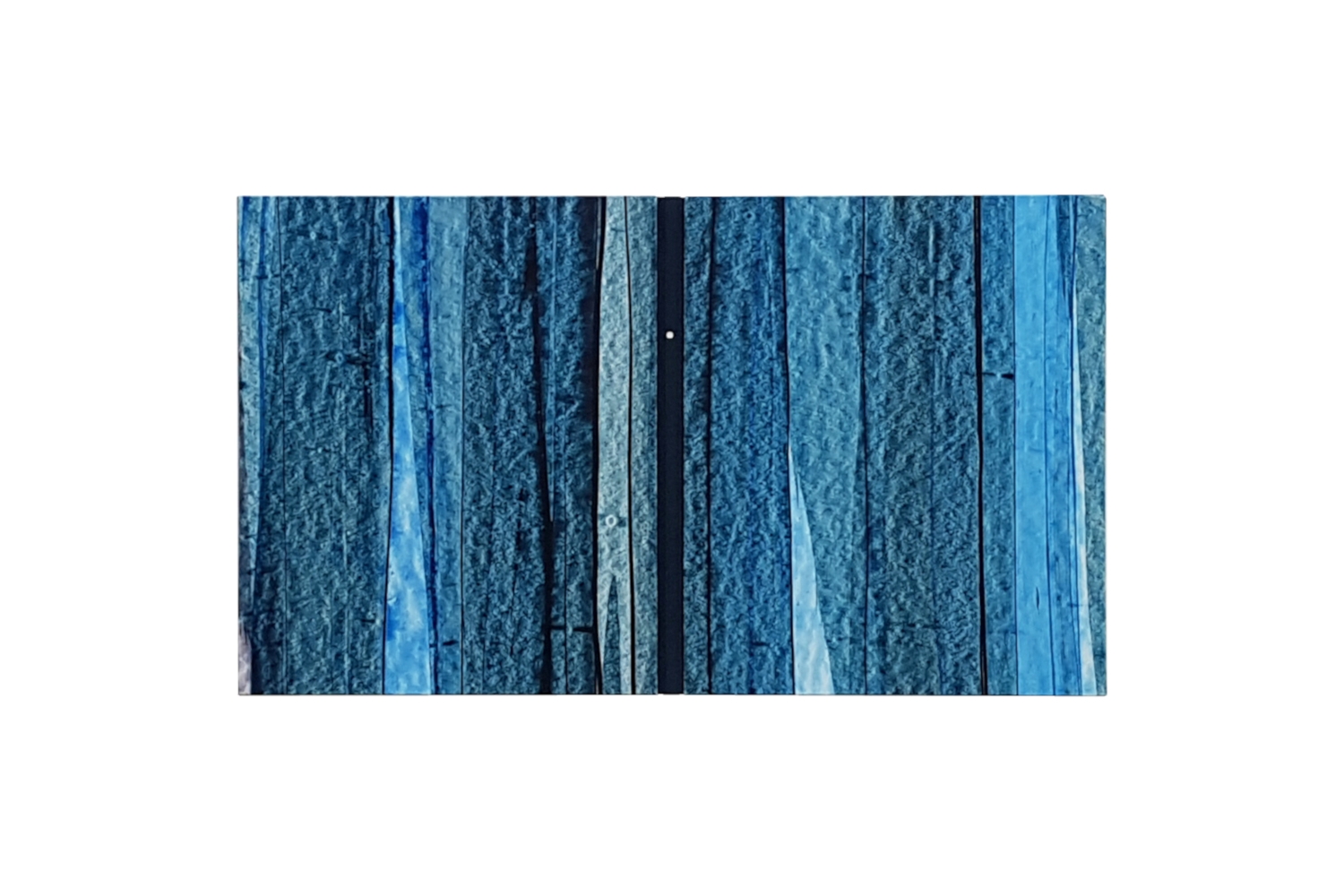 <p>Halblederband, handgefertigte Bezugspapiere (Spachtelpapier), 3-seitiger Farbschnitt, Kassette. Format: 16 x 18,5 cm; 2021, Privatbesitz</p>